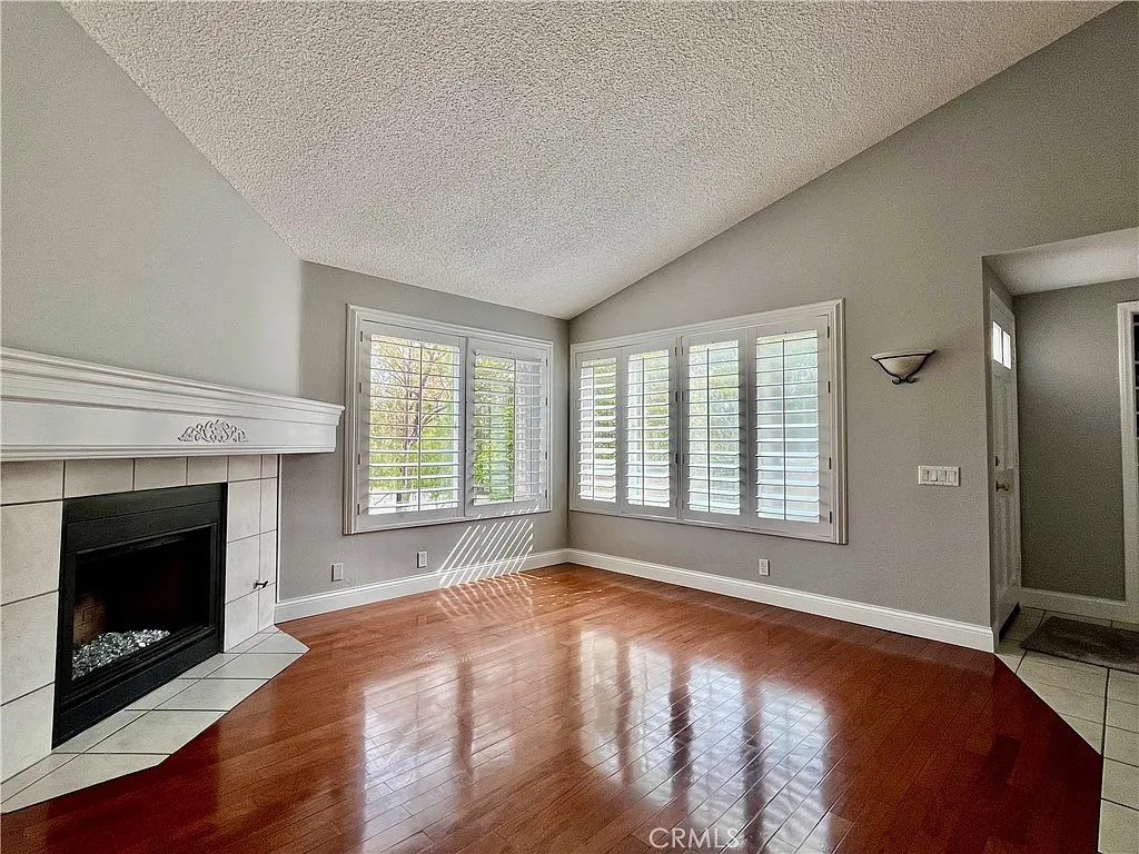 2 bed, 890 sqft, $3,600 — Photo 4
