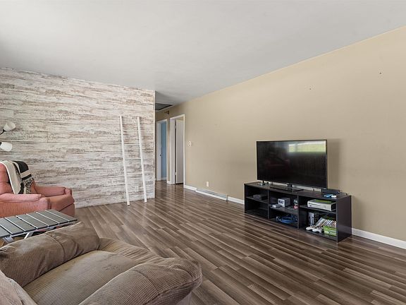 3rd image of 1014 N Main St