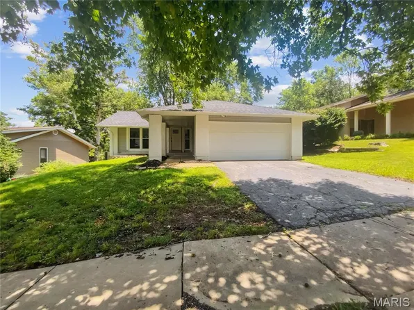 2234 Arborview Dr, Maryland Heights, MO 63043