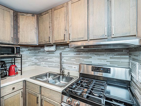 5th image of 2921 S Michigan Ave APT 208