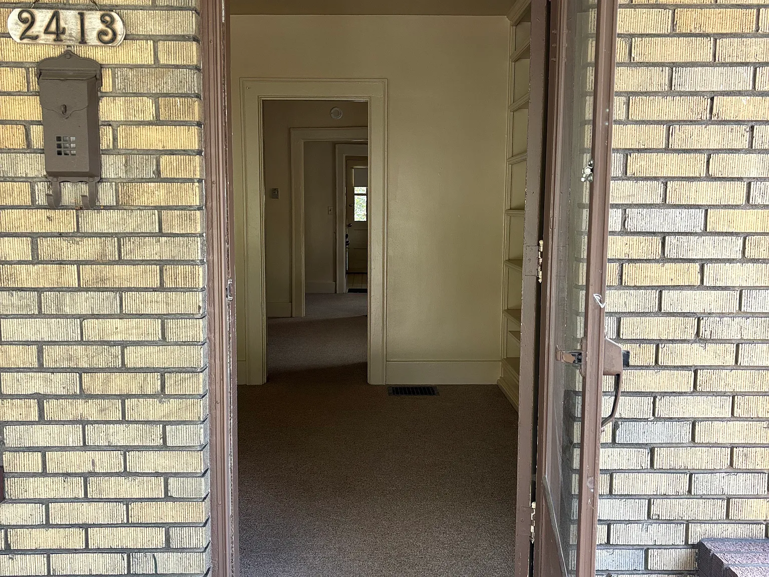 2413 Crittenden Dr — Photo 2