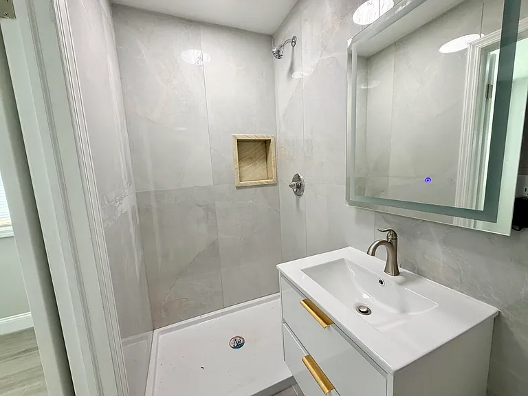 341 Grosvenor Ave #2 — Photo 10