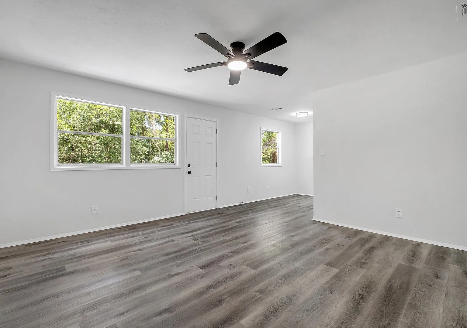Newly Renovated 3/1 House W/ Plank Floors Throughout, Gorgeous Kitchen, And Large Yard! Avail Now... — Photo 3