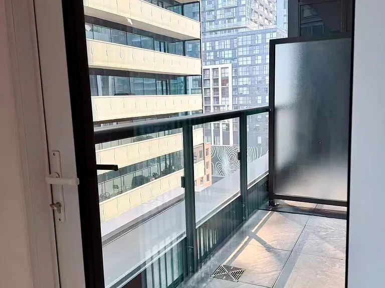 400 King St W #922 — Photo 13