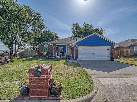 3rd image of 2106 Oakridge Dr