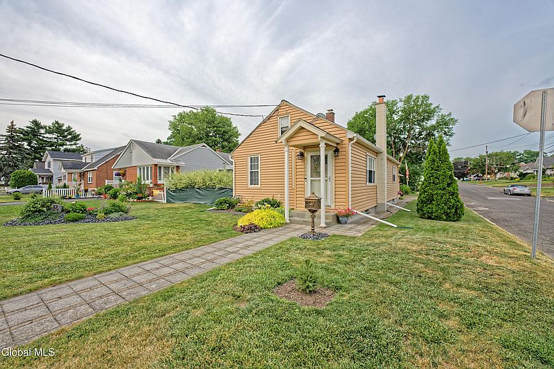 4th image of 1752 Van Cortland Street