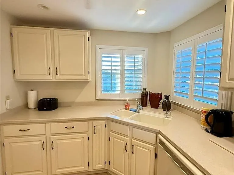 57 High Point Cir W #201 — Photo 18