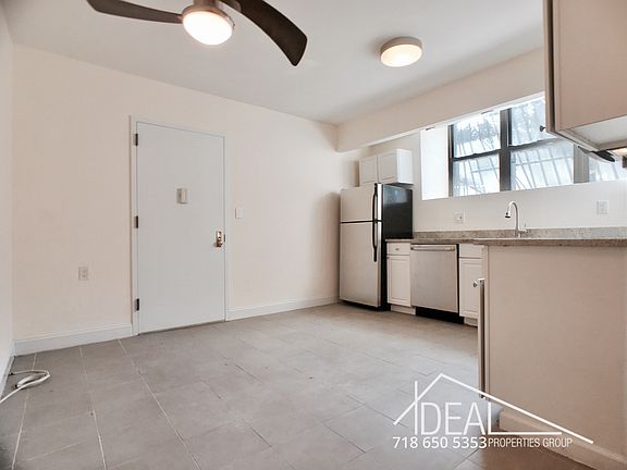4th image of 961 Washington Ave APT 1A