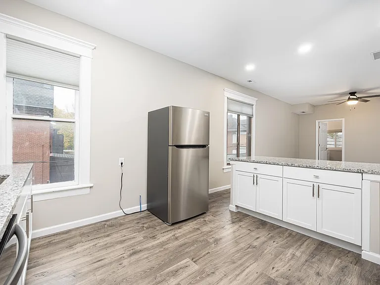 737 Franklin Ave #8 — Photo 21
