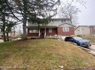 946 Drumgoole Rd W, Staten Island, NY 10312