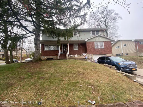 946 Drumgoole Rd W, Staten Island, NY 10312