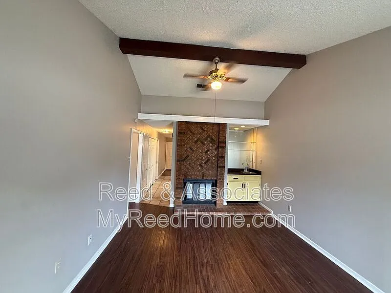 2 bed, 1.5 bath, 1008 sqft, $1,350 — Photo 2
