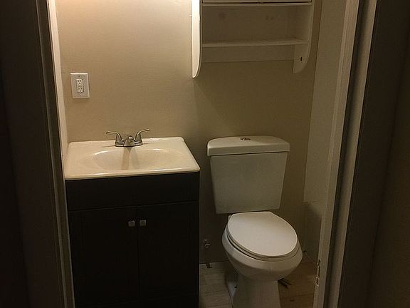 4th image of 695 Amanda Pl