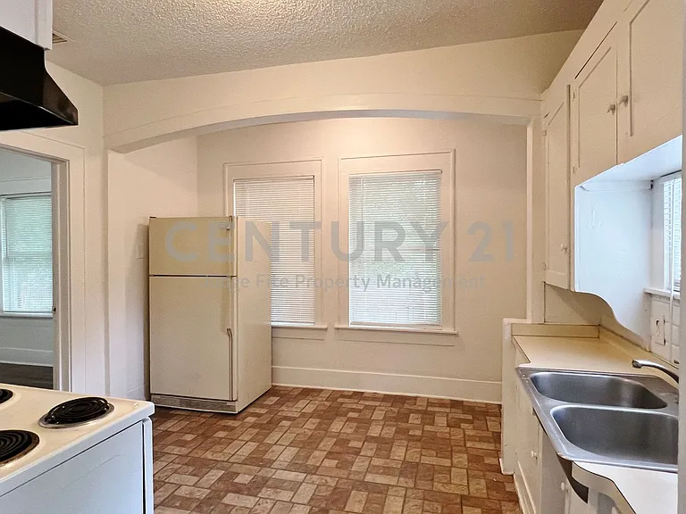 607 Woodbine Ave — Photo 4