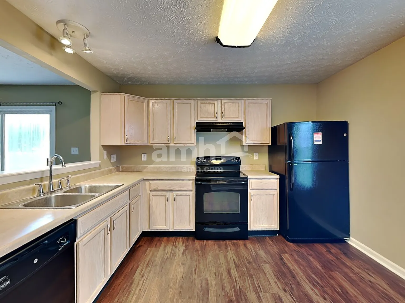 3 bed, 2.5 bath, 1550 sqft, $1,805 — Photo 4