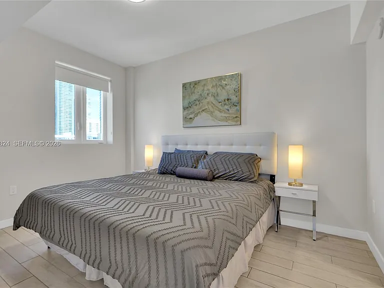 321 NE 26th St #806 — Photo 13
