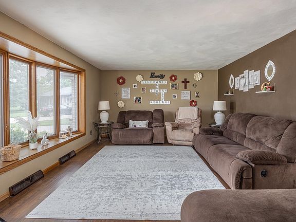 3rd image of 1006 Woodland Ct