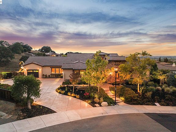 3rd image of 2402 Silver Oaks Ln