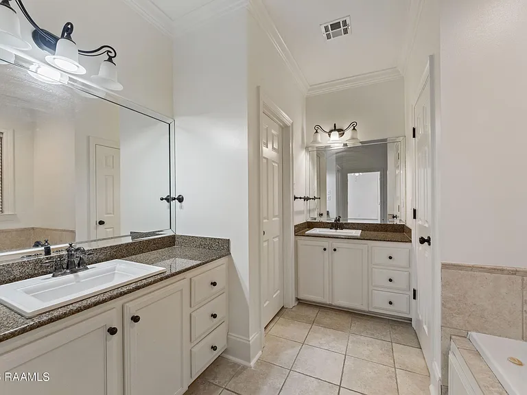 100 Shumard Dr — Photo 32