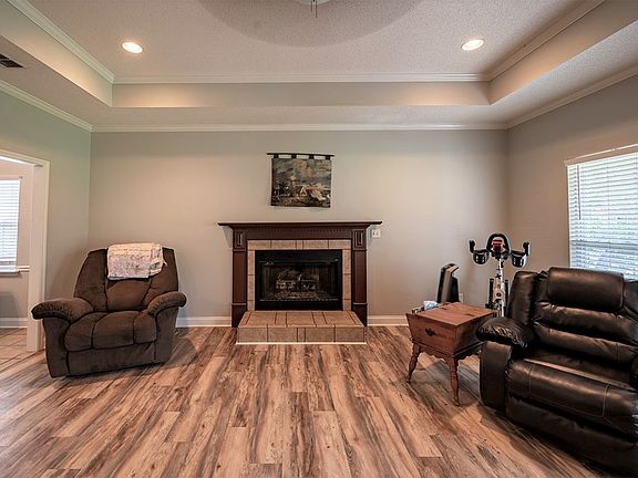 5th image of 199 Wood Dr