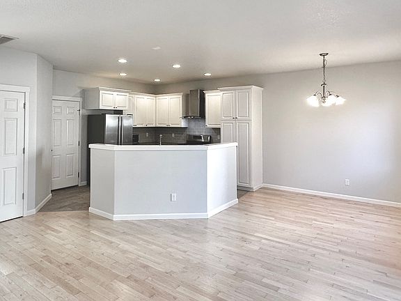 5th image of 220 NE 57th Ave