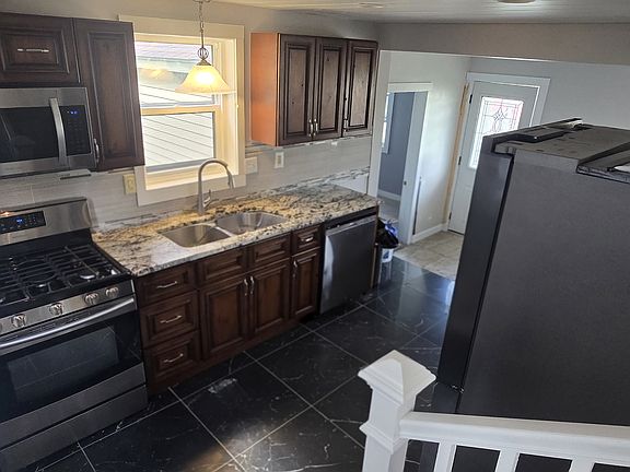 4th image of 683 Maryland Ave W