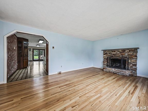 5th image of 232 Lakeside Boulevard East
