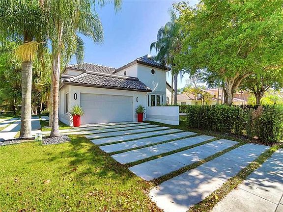 4th image of 5433 NW 94 Doral Pl