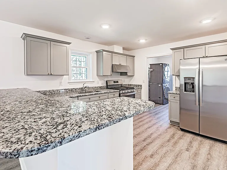 582 Railroad Ave — Photo 5