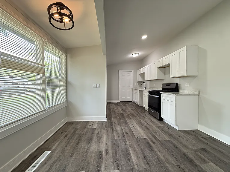 2404 Crescent Dr — Photo 3