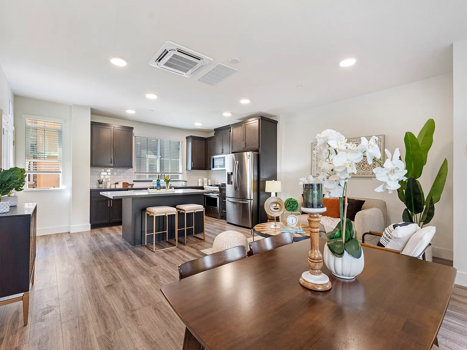 2 bed, 2.5 bath, 1120 sqft, $5,900 — Photo 3