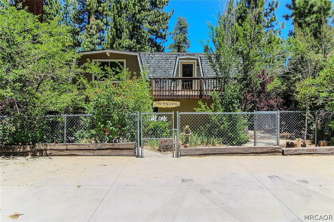 4 bed, 2.0 bath, 1818 sqft, $2,200 — Photo 1