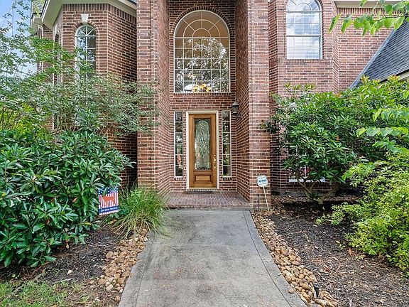 High ceiling and beautiful windows throughout this home