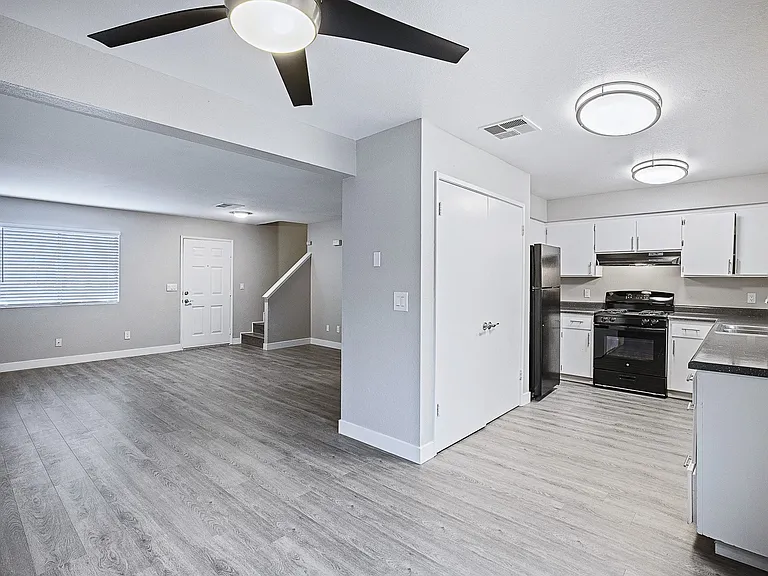 Oak Park Townhomes — Photo 14