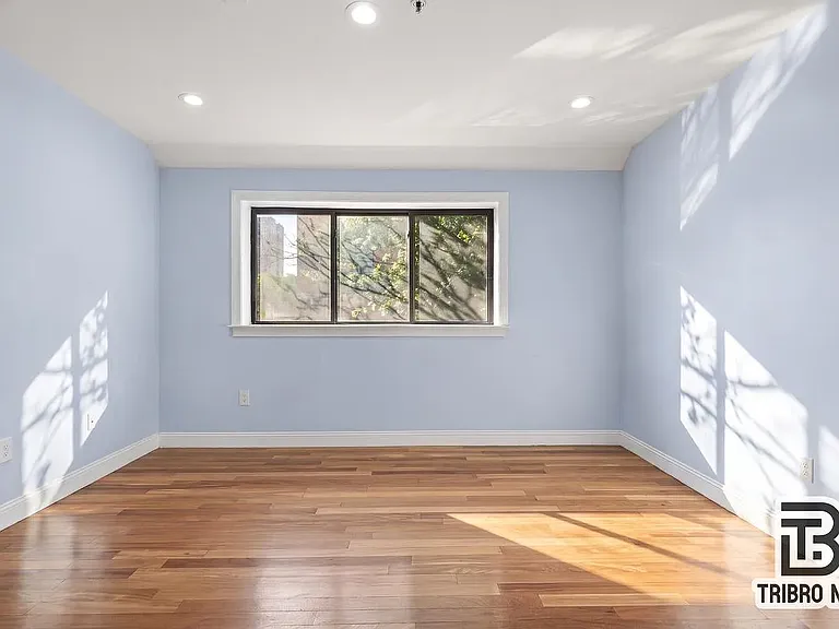 312 Willis Ave #2R — Photo 4