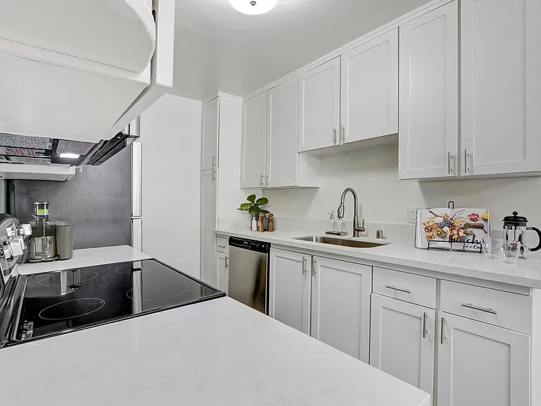 Bentley Avenue Apartments — Photo 23