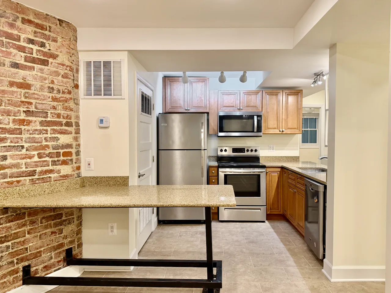 3 bed, 1.5 bath, 900 sqft, $3,696 — Photo 2