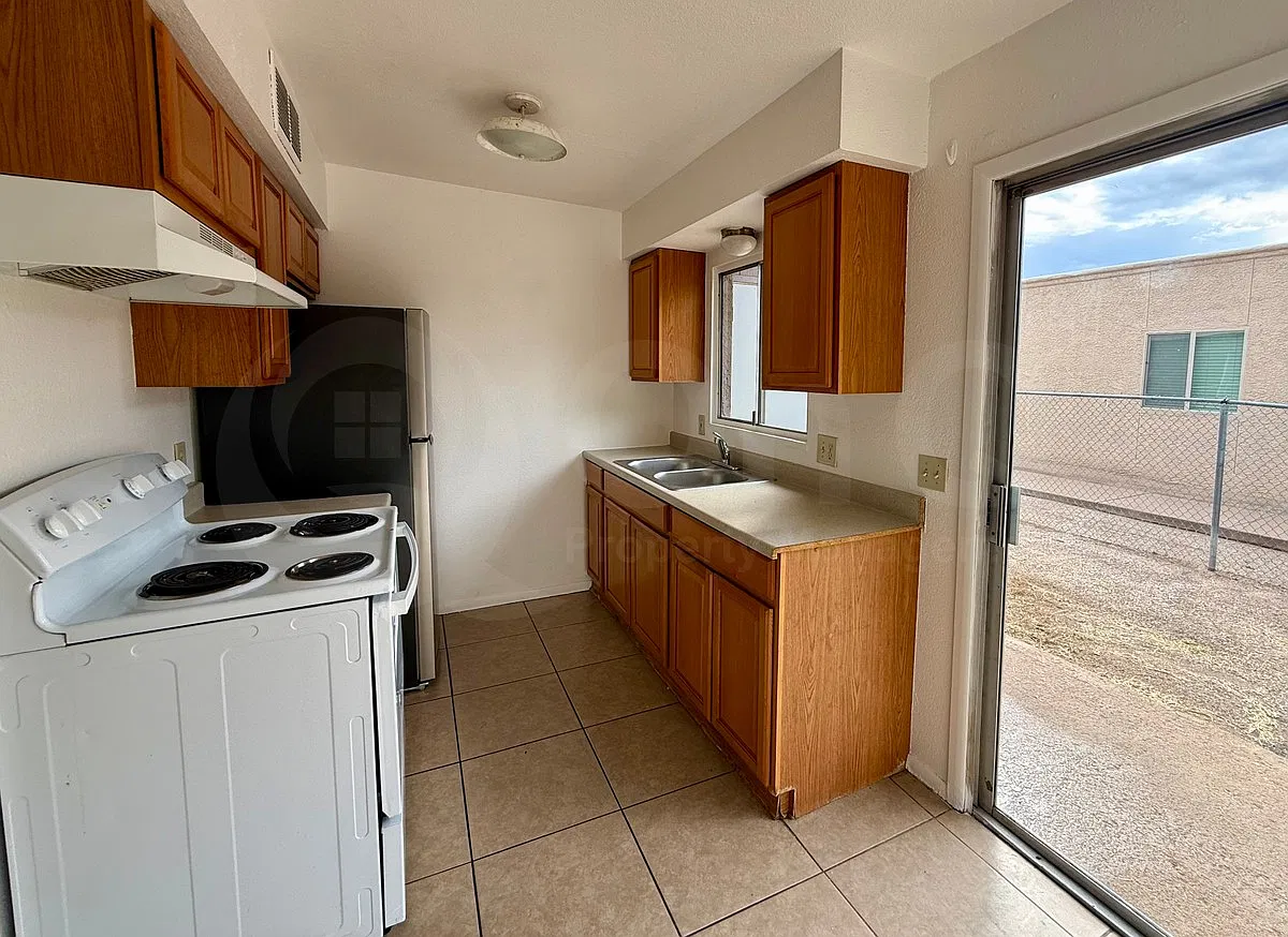 2 bed, 1.0 bath, 700 sqft, $895 — Photo 2