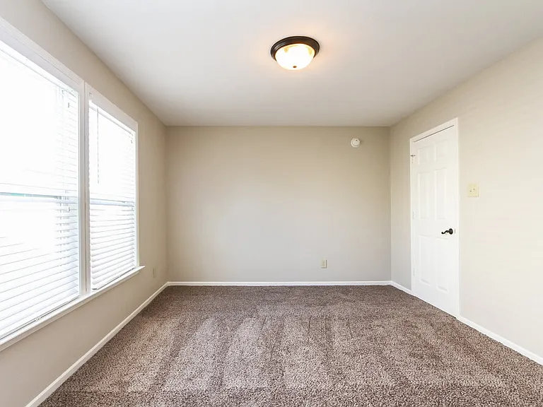 10718 Pavilion Dr — Photo 12