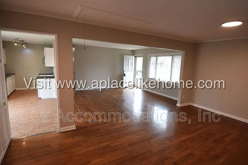 3 bed, 2.0 bath, 2112 sqft, $1,595 — Photo 4