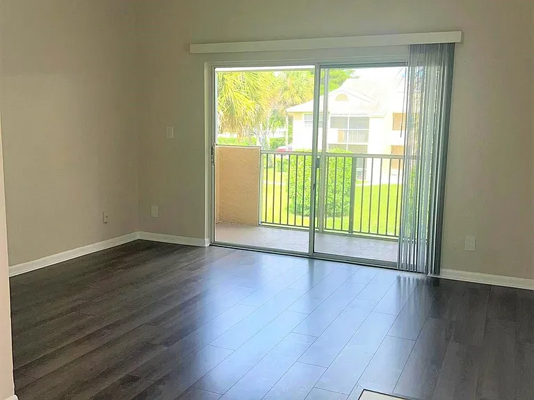 751 Cypress Ln #L7 — Photo 3