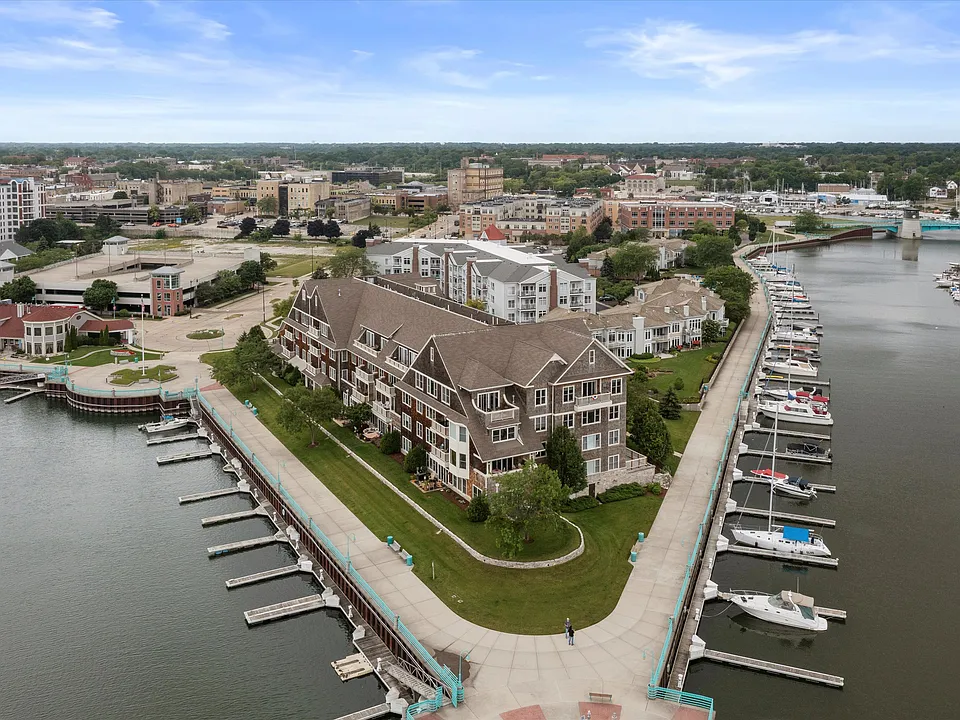 4 Gaslight Dr #203