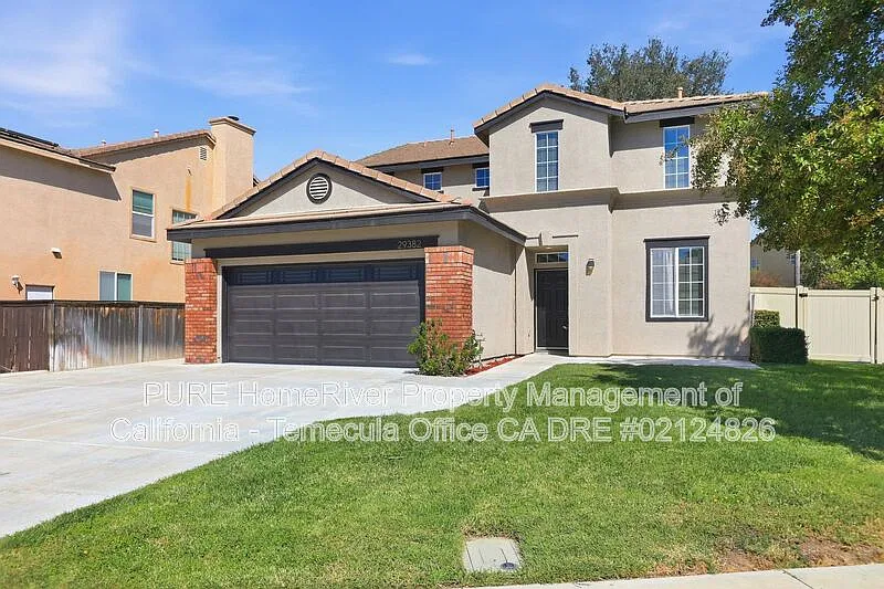 4 bed, 2.5 bath, 2570 sqft — Photo 4