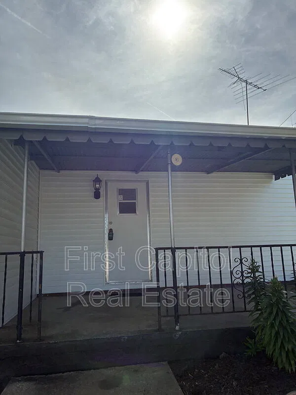 2 bed, 1.0 bath, 800 sqft, $1,295 — Photo 2