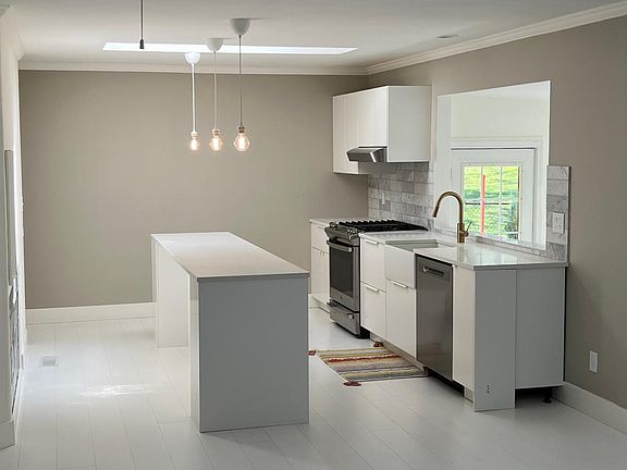 Kitchen (with island!)