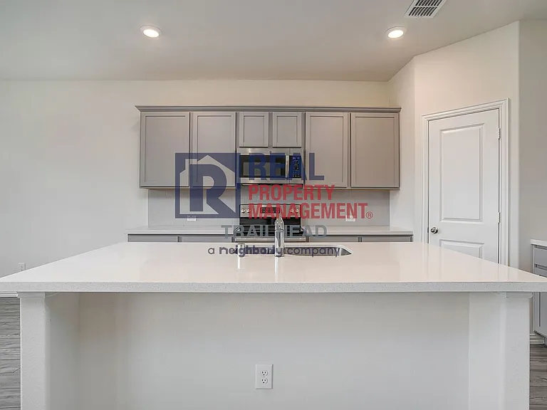 616 Fitzroy Ln — Photo 8