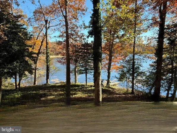 1070 Lakeview Dr, Stafford, VA 22556