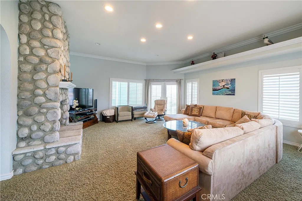 4 bed, 3.5 bath, 2256 sqft, $8,000 — Photo 2
