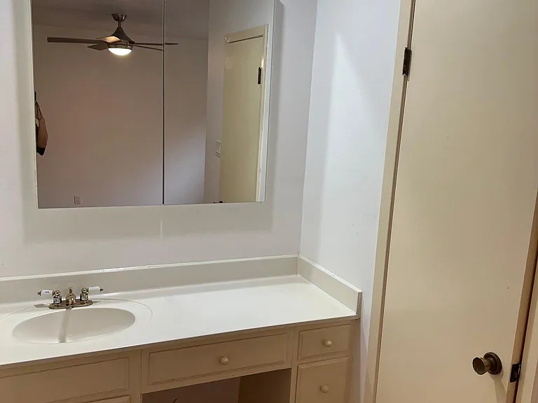 701 The High Rd #A — Photo 23