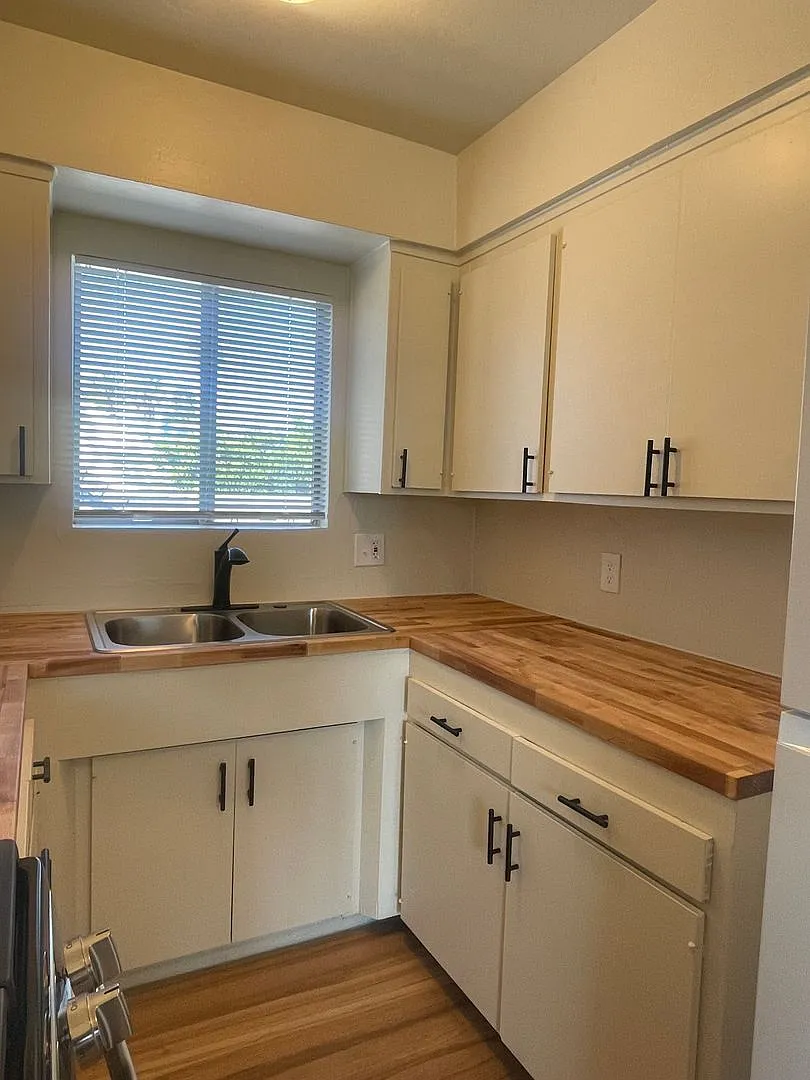 1090 N. Court Street — Photo 4